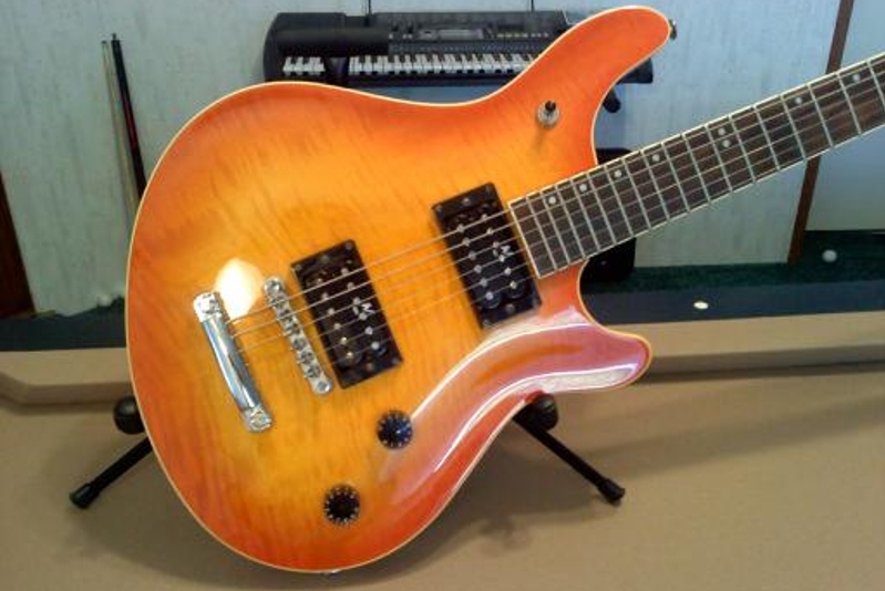 From the Washburn Maverick Series, here's a model BT-8 electric guitar with Washburn 621 and 623 humbucker pickups.