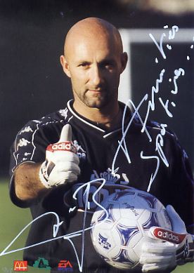 Autographed photo of French goalkeeper Fabien Barthez